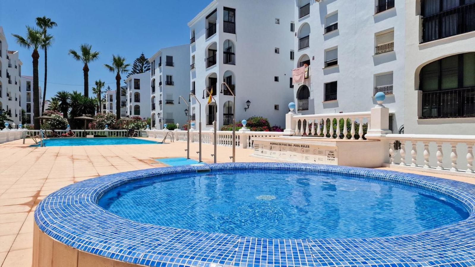 Beautiful Beachfront Newly Renovated 2 Bedroom With Swimming Pool And Garden Apartment *